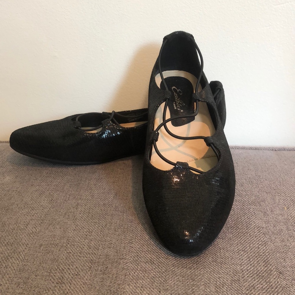 Earthies by Earth Essen black suede and shine black ballet flat size 10